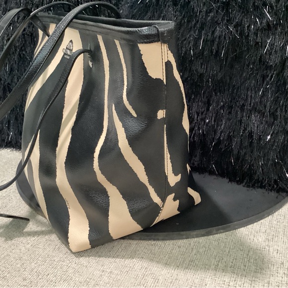 Coach coated canvas tote bag in tan and black zebra print - Picture 3 of 10